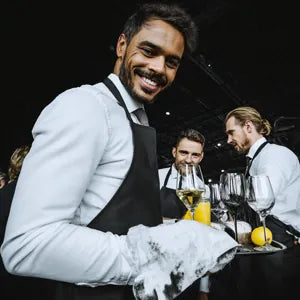 Caterer Philipp serving wine with the DROPSAVER® — precise, drip-free pouring for every event.