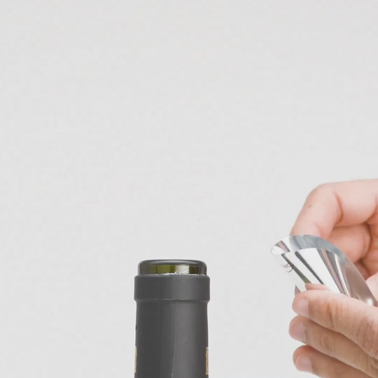 Close-up of wine pouring with the DROPSAVER® drip-free wine pourer — Made in Germany, reusable and precise.